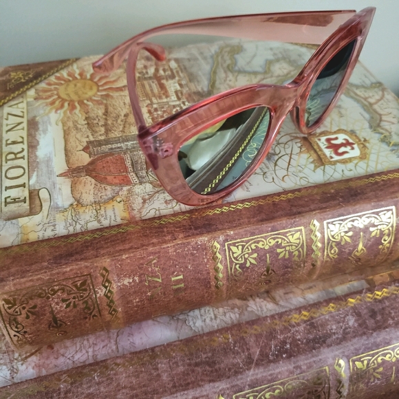 Cat's eye sunglasses with carrying pouch. - Picture 3 of 7